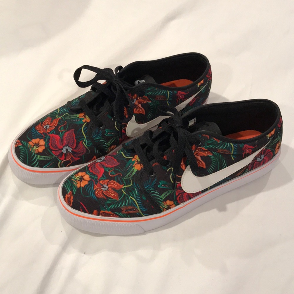 SOLD 🇺🇸 Men’s NIKE 🇺🇸 Sneakers 10 NWOT
